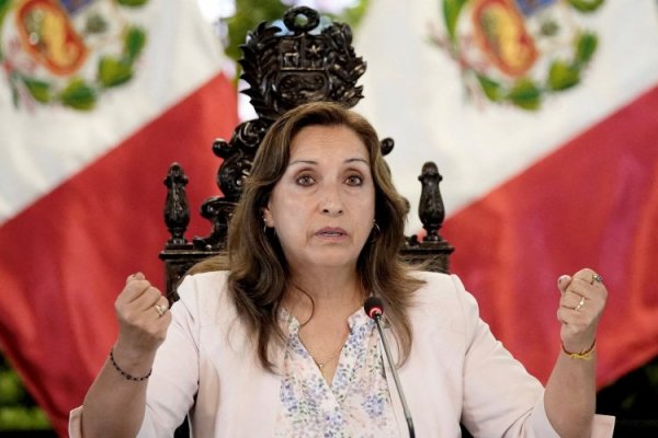 Perú: Dina Boluarte renuncia a la inmunidad presidencial para enfrentar denuncia de la fiscal