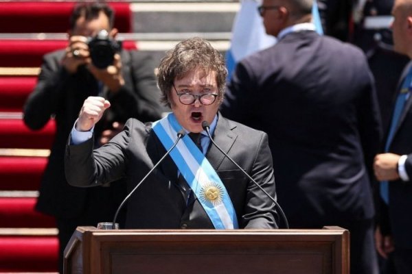 Milei asume la presidencia de Argentina: anuncia un fuerte recorte fiscal y reduce a la mitad los ministerios