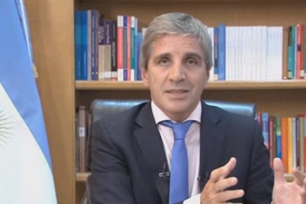 Gobierno de Milei aplica fuerte devaluación del peso en Argentina y recortará gastos frente a crisis