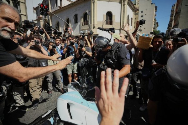 Milei anuncia decreto de urgencia económica horas después de enfrentar su primer desafío en las calles