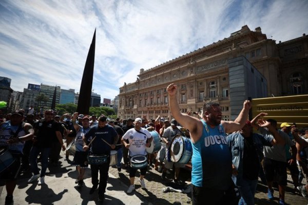 Milei envía al Congreso paquete de reformas profundas al Estado en medio de protestas