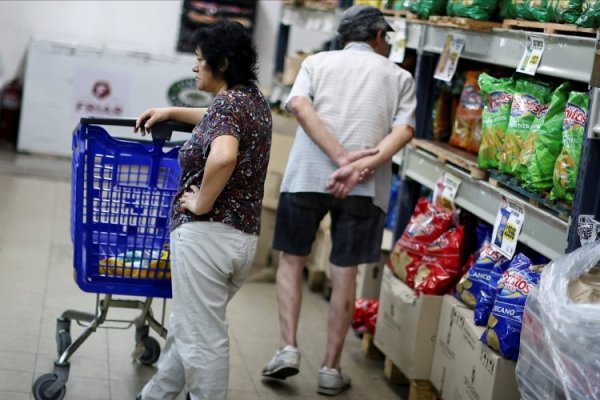 La inflación en Argentina superó en un mes a la de Chile completa en los últimos tres años: 25,5% en diciembre, máximo desde 1991