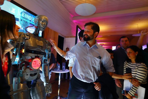 El Presidente Gabriel Boric interactuando con Atom, el robot humanoide de la Usach.