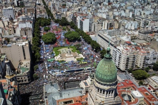 Milei enfrenta primera prueba de fuego en las calles y sigue sin destrabar plan de austeridad en el Congreso