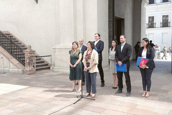 Tras la reunión, la ministra Javiera Toro, Karla Rubilar, Iván Poduje y Jaime Bellolio, dialogaron con la prensa en La Moneda.
