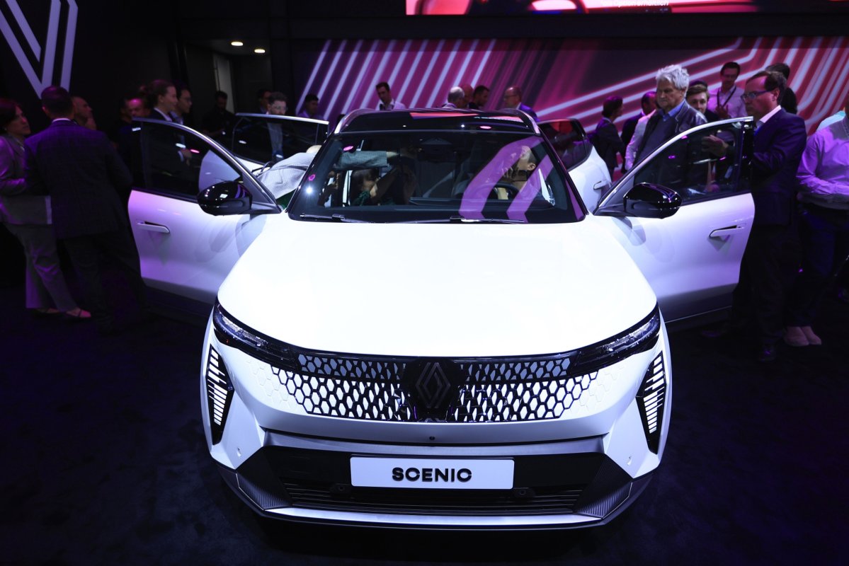 <p>Un vehículo eléctrico Renault Scenic exhibido en el Munich Motor Show de septiembre de 2023.</p>