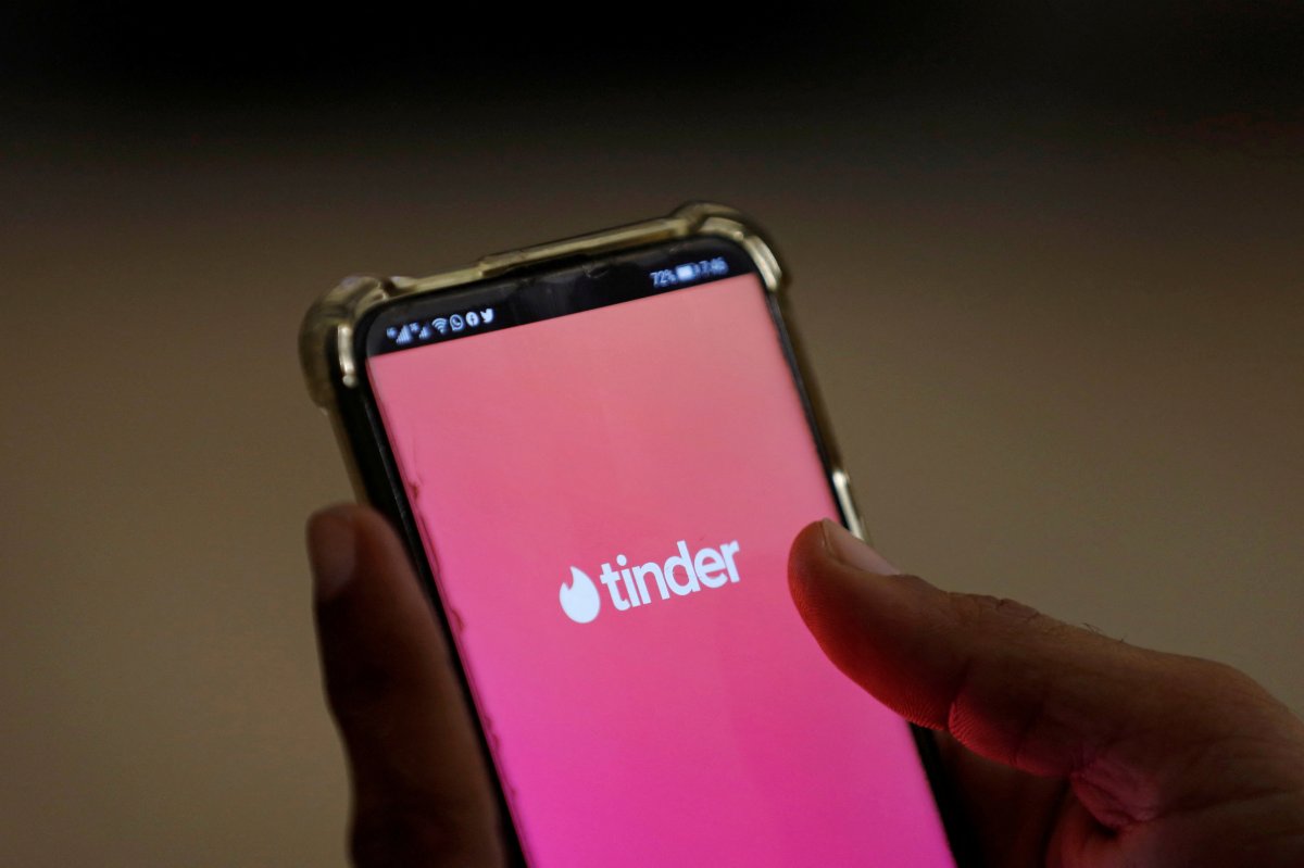 <p>Matriz de Tinder enfrenta demanda colectiva que la acusa de fomentar la adicción con un modelo de negocios "depredador"</p>