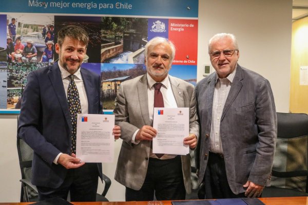 El convenio fue firmado por Diego Pardow, ministro de Energía, el presidente ejecutivo de Codelco, Rubén Alvarado, y el presidente del directorio, Máximo Pacheco.