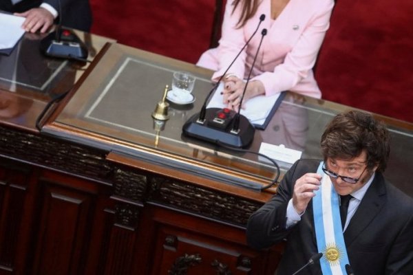 Milei da marcha atrás al polémico aumento del 48% de sueldo para su Gobierno que lo había enfrentado con Cristina Fernández