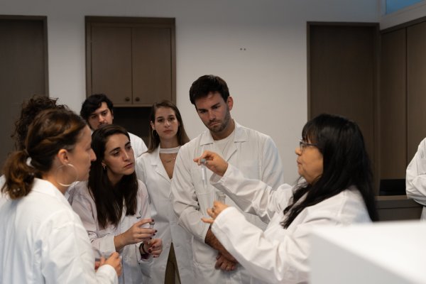 En el lanzamiento del laboratorio de Bioelements participó la subsecretaria de Ciencia, Carolina Gainza (a la izquierda) y el CEO de la firma, Ignacio Parada (al centro).