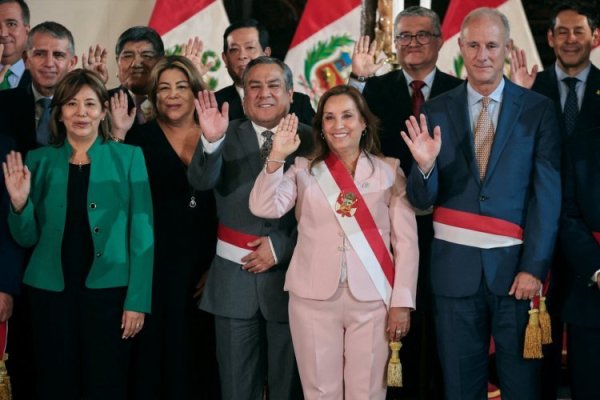 Perú: Congreso respalda al gabinete de Dina Boluarte en medio de escándalo por joyas