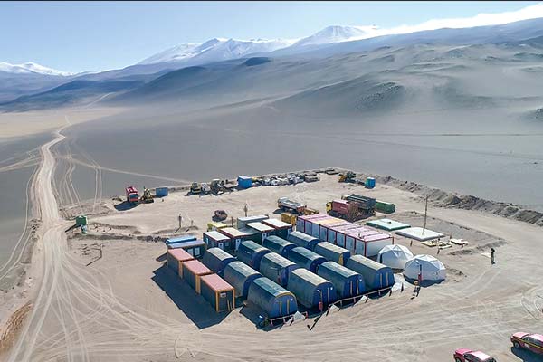 Vista de campamento de la campaña de exploración que realiza Enami en los salares del sistema Alto Andino.