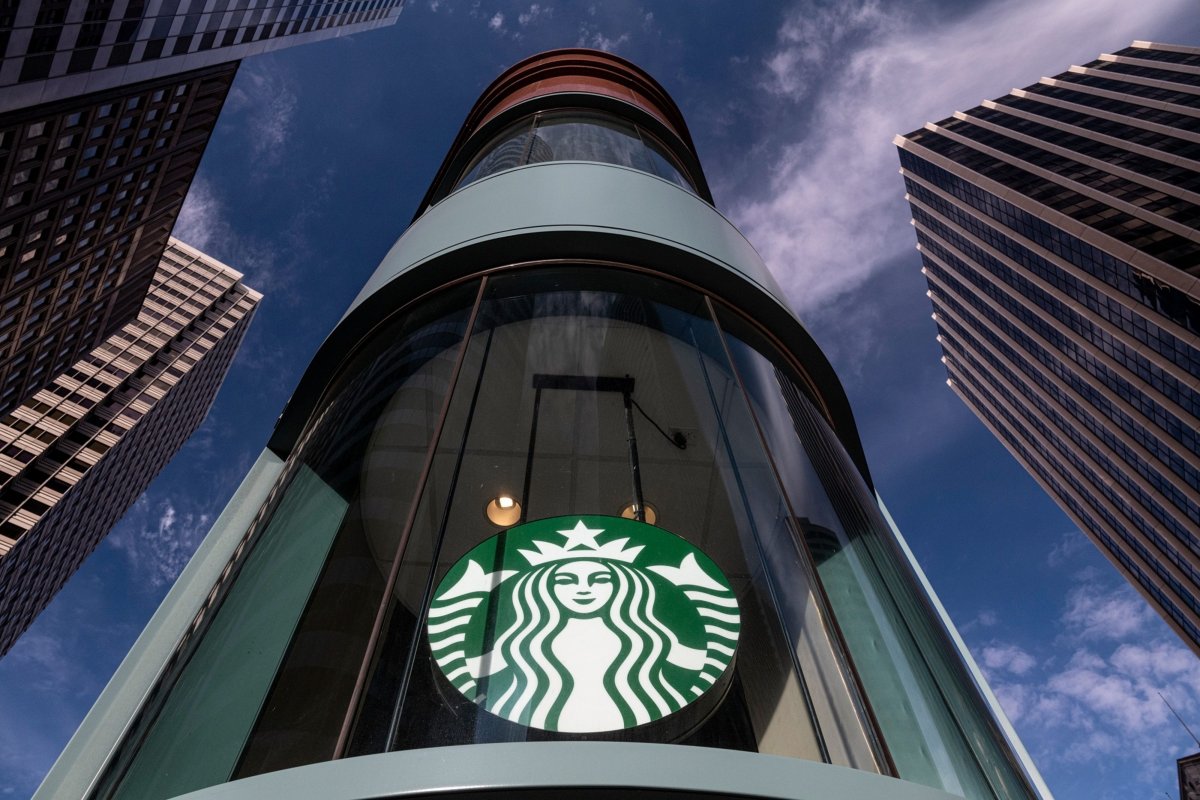 <p>Starbucks registra la primera caída trimestral en sus ventas desde 2020, a medida que consumidores reducen sus gastos</p>