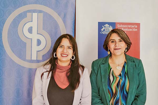 La directora de Presupuestos, Javiera Martínez, junto a la subsecretaria de Evaluación Social, Paula Poblete.