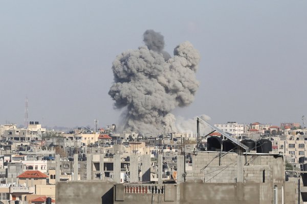 Una explosión sigue a un ataque israelí en Rafah in the southern Gaza