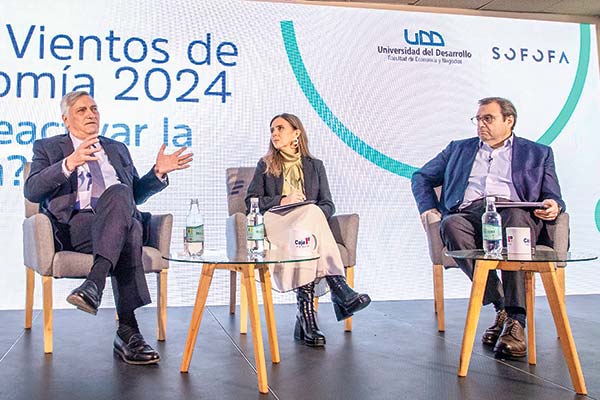 Manuel Marfán junto a Carolina Fuensalida y Óscar Hasbún.