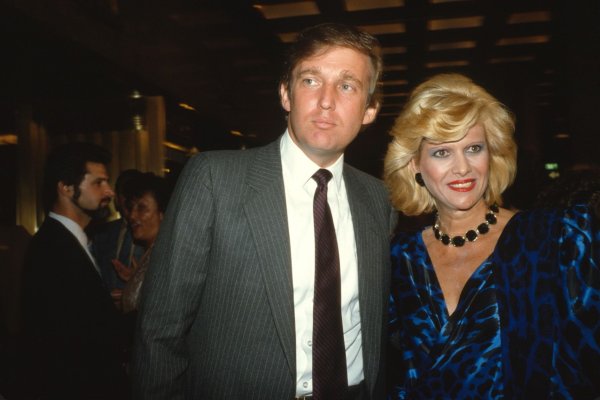 Trump con su ahora exesposa Ivana en septiembre de 1984. (Foto: Bloomberg)