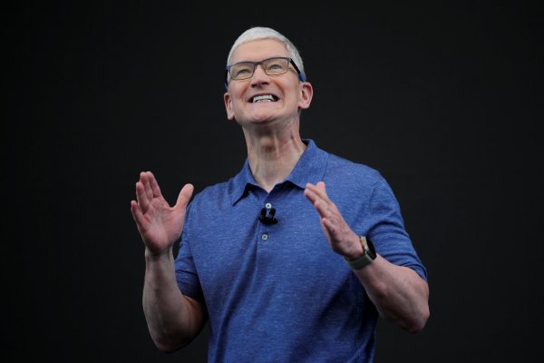 El director ejecutivo de Apple, Tim Cook, en la presentación de la compañía el lunes- (Foto: Reuters)