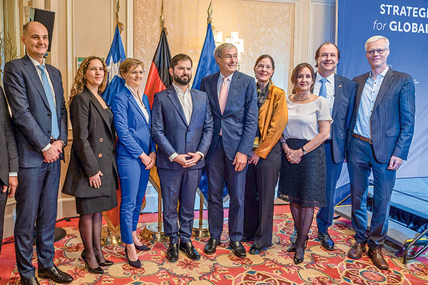 El Presidente Boric compartió en Berlín con representantes de empresas alemanas y la líder de la Sofofa, Rosario Navarro. Foto: Presidencia