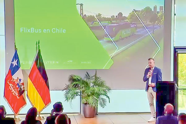 EL máximo ejecutivo de FlixBus, expuso en el “Summit de Innovación Chile - Alemania” .