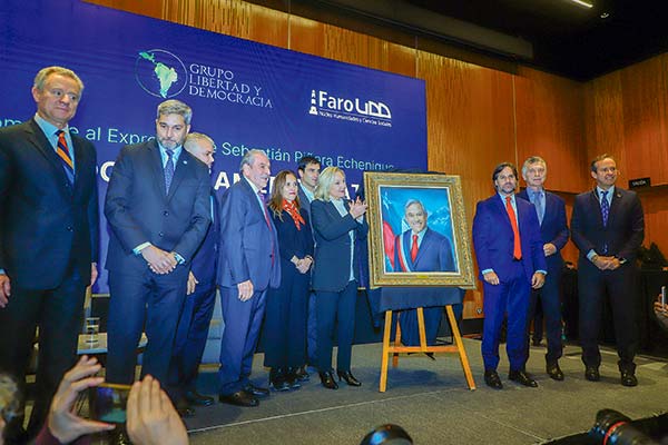 Los expositores y la familia del exmandatario junto al retrato oficial de su primera administración. Foto:s Verónica Ortíz