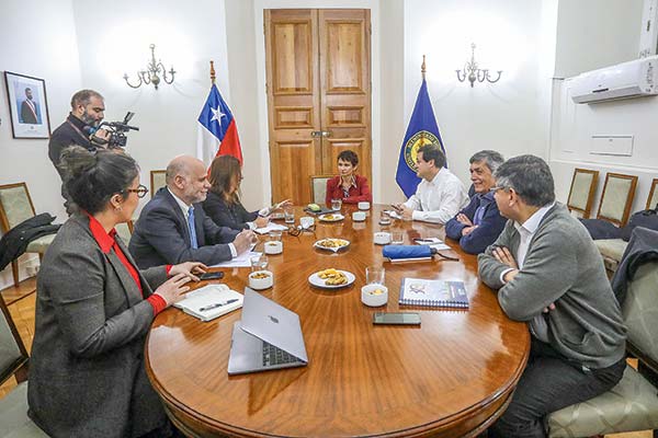La ministra Tohá encabezó el comité ampliado con los partidos políticos. Foto: Agencia Uno