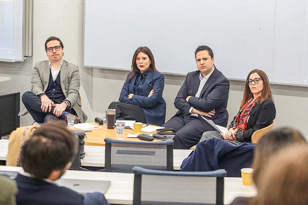 Los panelistas: Pedro Lluch, Paola Cifuentes, Javier Wilenmann y Paula Vargas (moderadora). Foto: José Montenegro