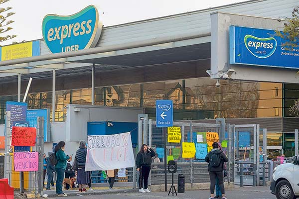 El jueves, Walmart Chile reportaba 82 supermercados cerrados. Foto: José Montenegro