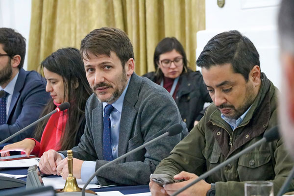 El ministro de Energía, Diego Pardow (al centro), participó en la última sesión de la mesa realizada el jueves pasado.