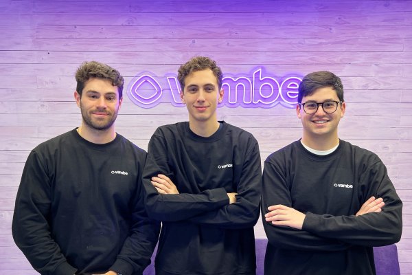 Los cofundadores de Vambe, Nicolás Camhi, Matías Pérez y Diego Chahuán.