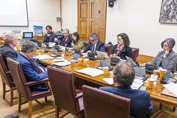 El ministro Marcel y la directora de Dipres expusieron ayer en el Senado. Foto: Senado