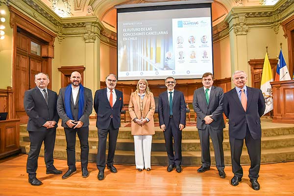 Seminario Clapes UC. De izquierda a derecha: Miguel Ángel Cornejo, Juan Manuel Sánchez, Leonardo Daneri, Sandra Ponce León, Luis Cordero, Hernán de Solminihac y Felipe Larraín.