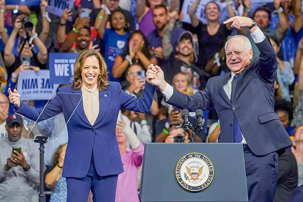 La vicepresidenta de Estados Unidos, Kamala Harris; y el gobernador de Minnesota, Tim Walz, en un evento en Pensilvania. Foto: Reuters