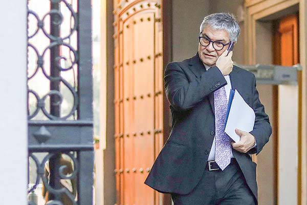 El ministro de Hacienda, Mario Marcel, criticó el documento de la Asociación de AFP. Foto: Agencia Uno