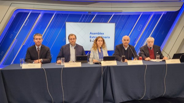 La asamblea fue presidida por Rosario Navarro, Óscar Hasbún y Gonzalo Said. Los acompañaron Rodrigo Yáñez y Jorge Ortúzar.