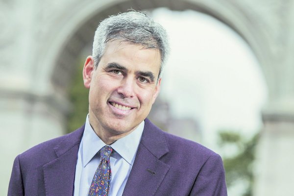 Jonathan Haidt: “Hay un imperativo educativo para sacar los teléfonos de los colegios”