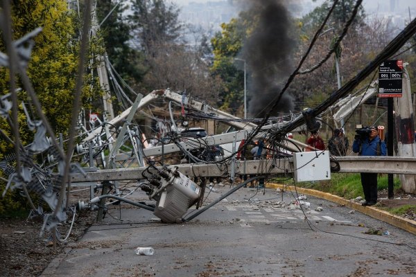 El duro momento de Enel: 12 km de red en el suelo, la amenaza del término de la concesión y la escalada de la crisis a Italia