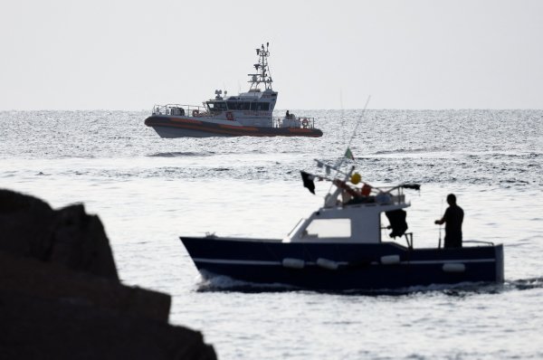 Uno yacht di lusso si capovolge in Italia: l’imprenditore tecnologico britannico Mike Lynch e sua figlia sono tra le sei persone scomparse