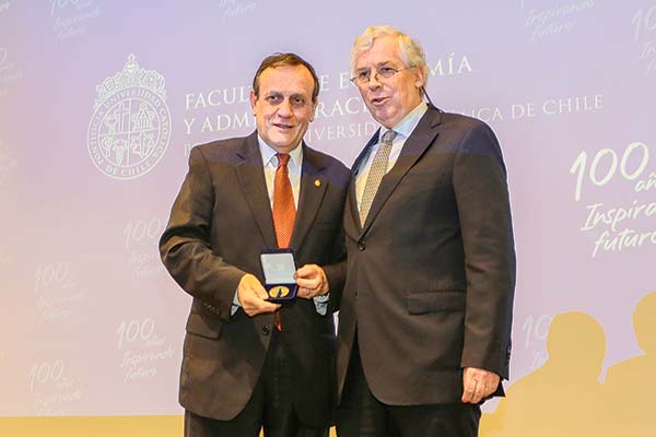 El rector de la UC, Ignacio Sánchez, junto al decano de Economía de la UC, José Miguel Sánchez. Foto: José Montenegro