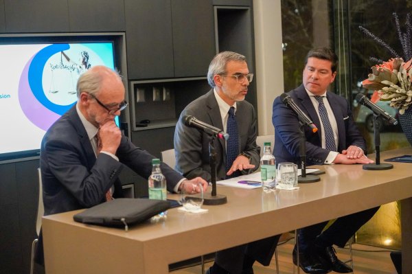 Pedro Pablo Vergara, Luis Cordero y Estaban García en la presentación de los resultados de la encuesta.