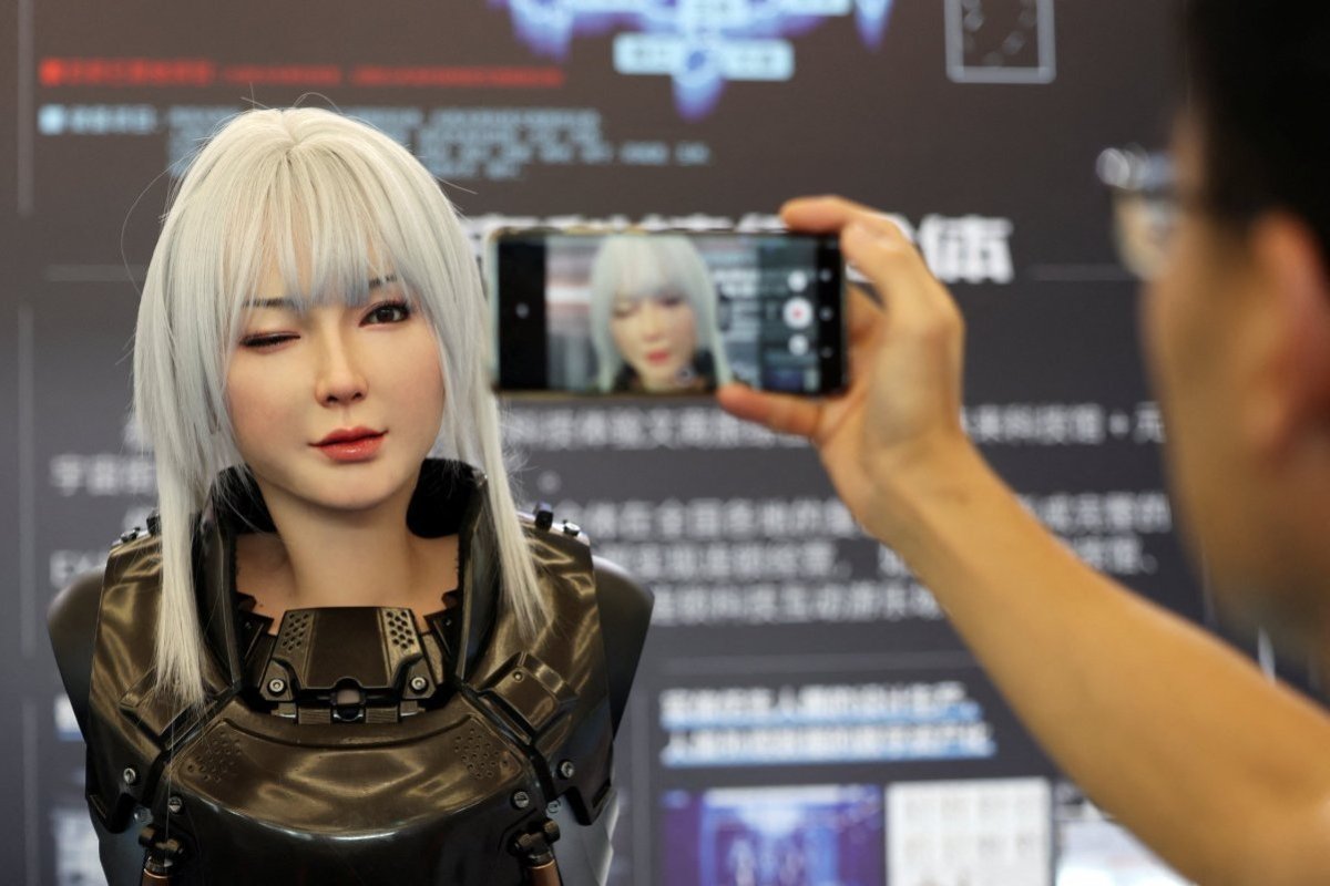 <p>Un robot humanoide desarrollado por Ex Robots hace un guiño en la Conferencia Mundial de Robots en Beijing, China. (Foto: Reuters)</p>