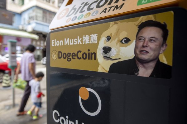 Una pegatina que anuncia Dogecoin en un cajero automático de criptomonedas en Hong Kong. Foto: Bloomberg