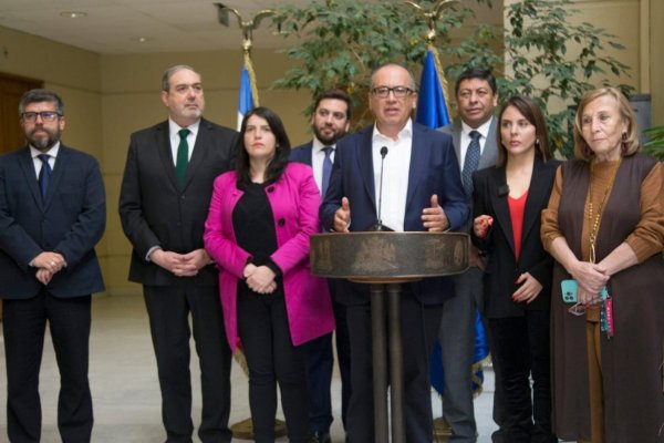 La solicitud se hizo este martes en un punto de prensa de la bancada en el Congreso. 