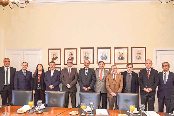 El ministro de Hacienda, Mario Marcel, junto a representantes del comité ejecutivo de la CPC este martes.