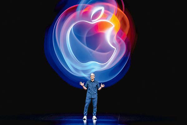 El CEO de Apple, Tim Cook, durante la presentación del nuevo iPhone, AirPods y relojes de la compañía. Foto: Bloomberg