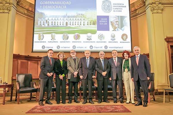 Clapes UC realizó un seminario de Gobernabilidad y Democracia, donde se recordó a Edgardo Boeninguer.