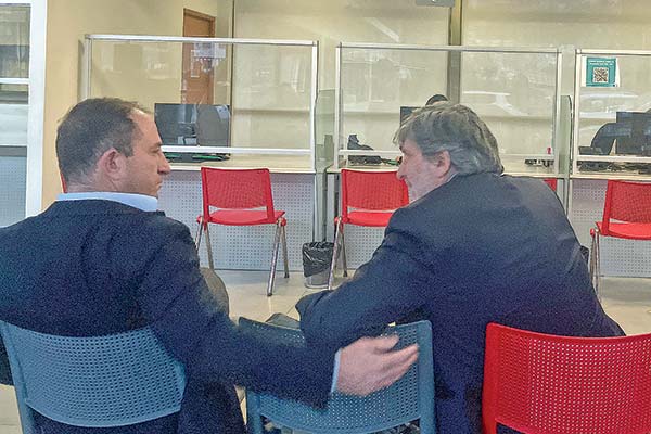 Antonio Jalaff (der.), junto a su abogado, Cédric Bargado (izq.), en la Fiscalía Local de Las Condes. Foto: Julio Castro