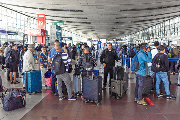 <p>Trabajadores del Aeropuerto de Santiago deponen el paro tras alcanzar acuerdo con la empresa concesionaria</p>