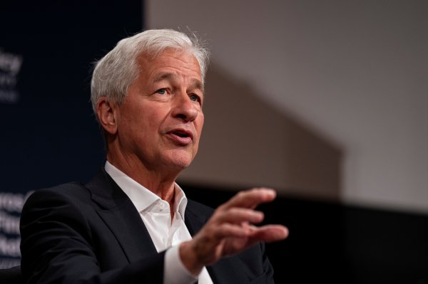 CEO de JPMorgan, Jamie Dimon, dice que es escéptico sobre un aterrizaje suave de la economía