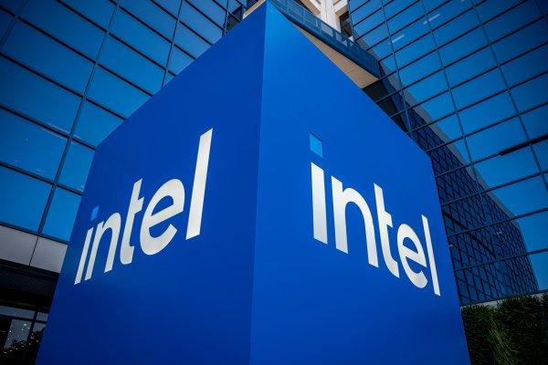 Fondo Apollo Global Management presenta una multimillonaria oferta para invertir en la tecnológica Intel